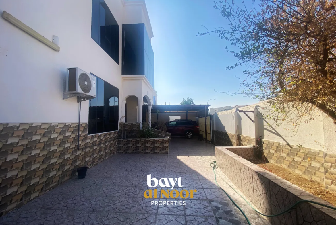 For Sale: 5 BHK Spacious Villa with 3 Residential Flats on Spacious Plot in Al Mawaleh South I REF HO3032