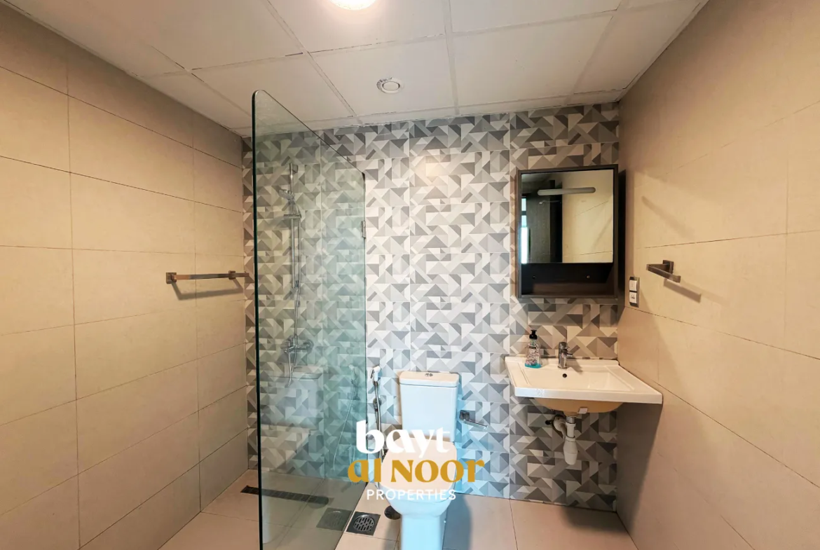For Rent: Spacious 3-Bedroom Flat Near the Beach in Al Ghubrah North | REF HO3042