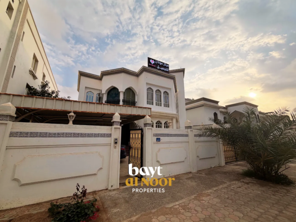 For Sale: Great Investment – 4+1 Bedroom Villa with 1st Floor Commercial Use (Beauty Salon) in Al Ghubrah South | REF HO3043