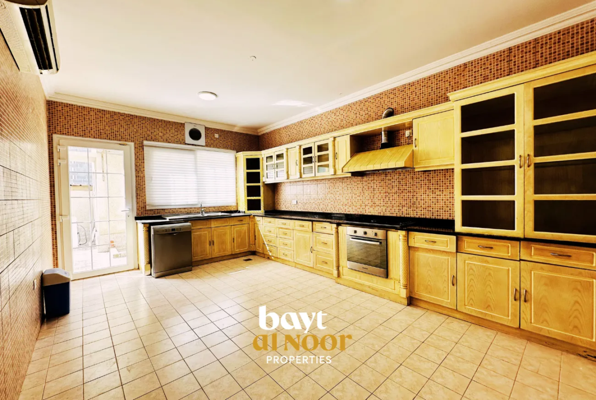 For Rent: Spacious 4+1 Bedroom Villa in Al Mawaleh North | REF SS3044