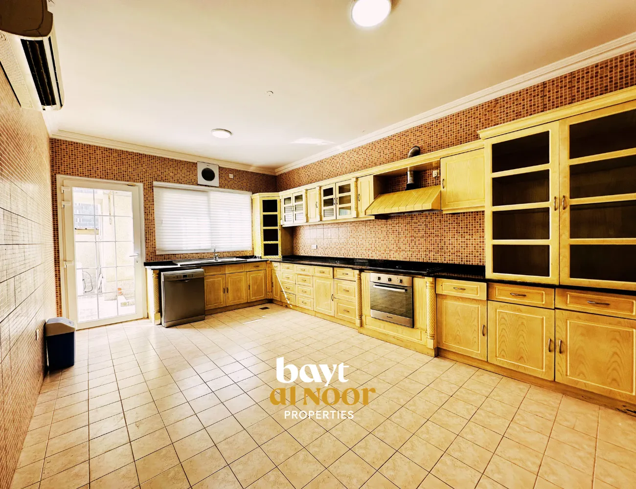 For Rent: Spacious 4+1 Bedroom Villa in Al Mawaleh North | REF SS3044