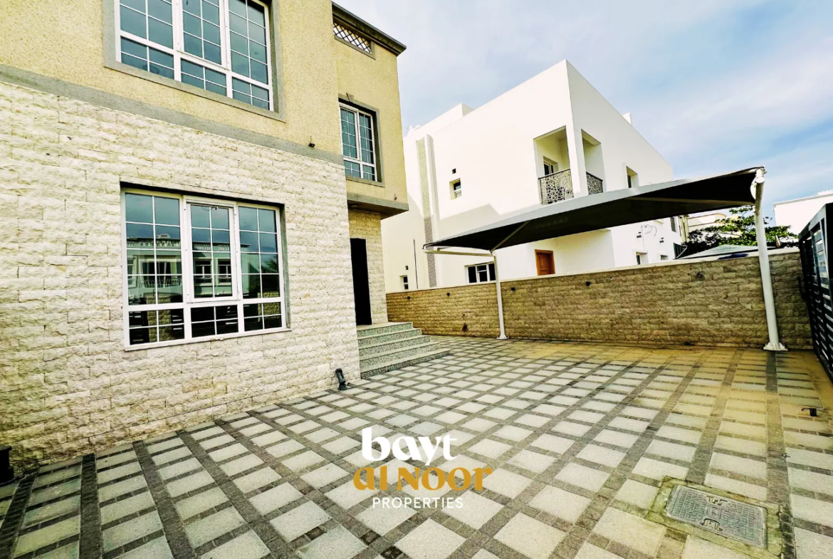 For Rent: Spacious 4+1 Bedroom Villa in Al Mawaleh North | REF SS3044