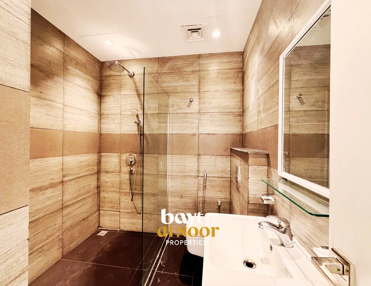 For Rent: Spacious 2-Bedroom Penthouse Flat with Sea View in Qurum 29 | REF KT5031