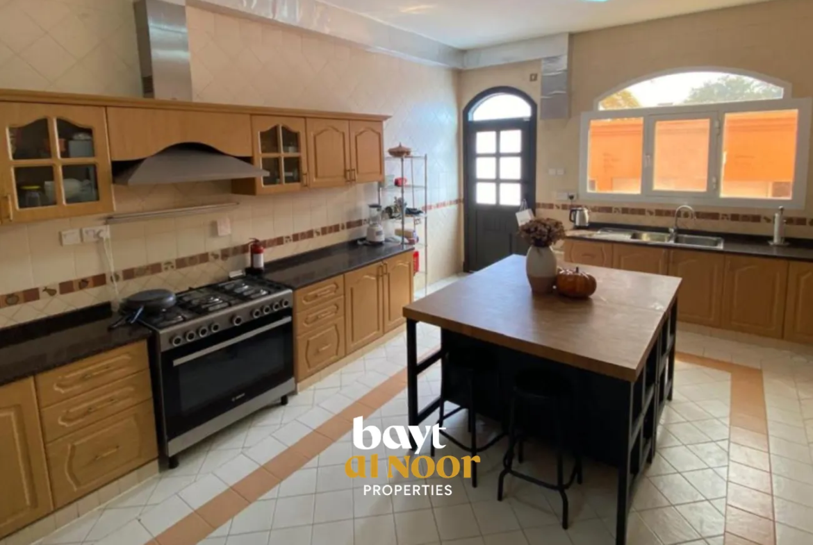 For Rent: Spacious 5+1 Bedroom Villa with Ample Parking in Azaiba | REF SS3049