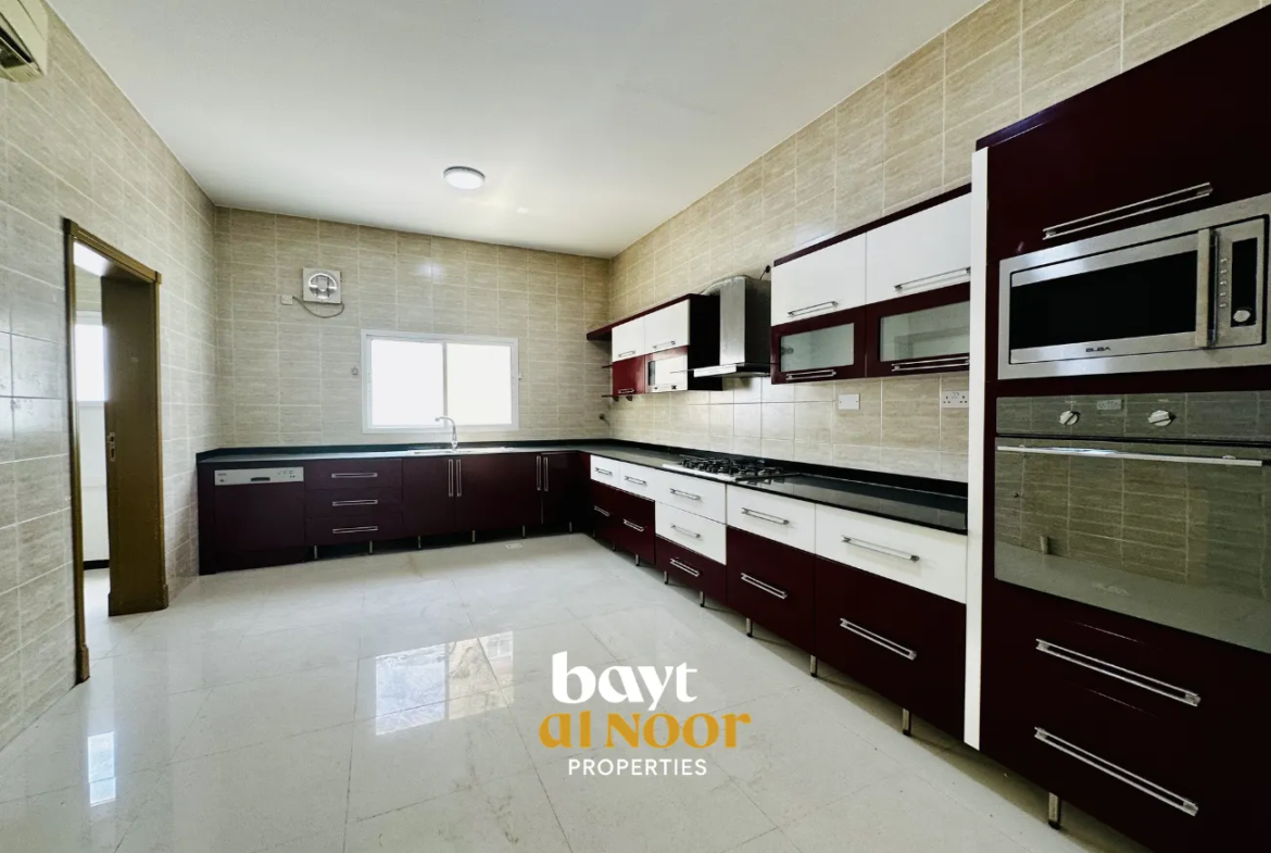 For Rent: Spacious 5+1 Bedroom Villa in Al Mawaleh North | REF SS3050