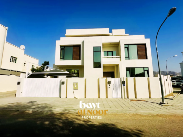 For Sale: Spacious 6-Bedroom Villa with Modern Layout & Shaded Parking | REF SS3053