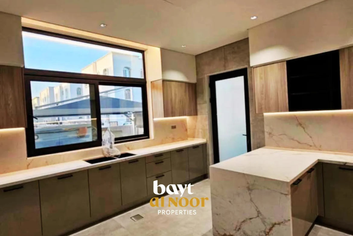 For Sale: Spacious 6-Bedroom Villa with Modern Layout & Shaded Parking | REF SS3053