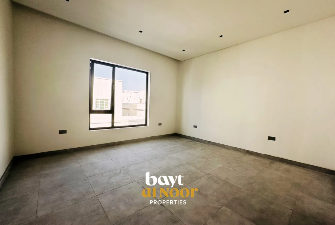 For Sale: Spacious 6-Bedroom Villa with Modern Layout & Shaded Parking | REF SS3053