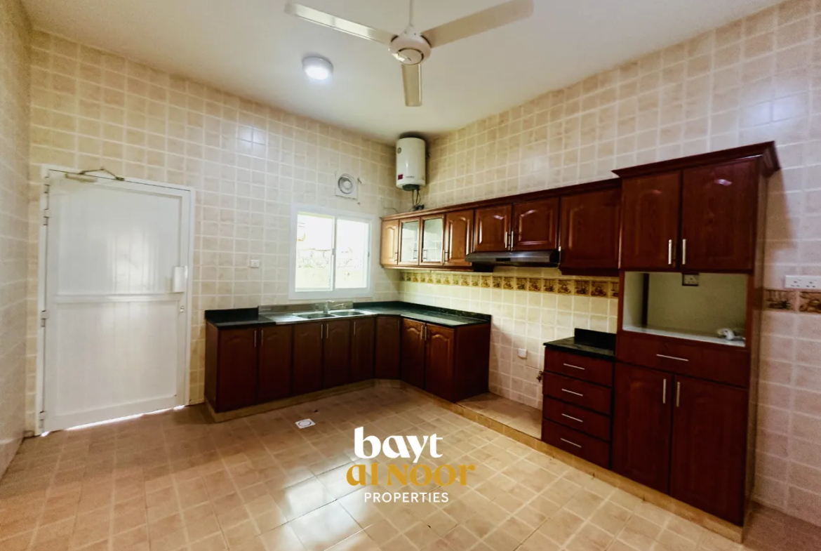 For Rent: Spacious 6-Bedroom Villa with Multiple Parking | REF SS3059