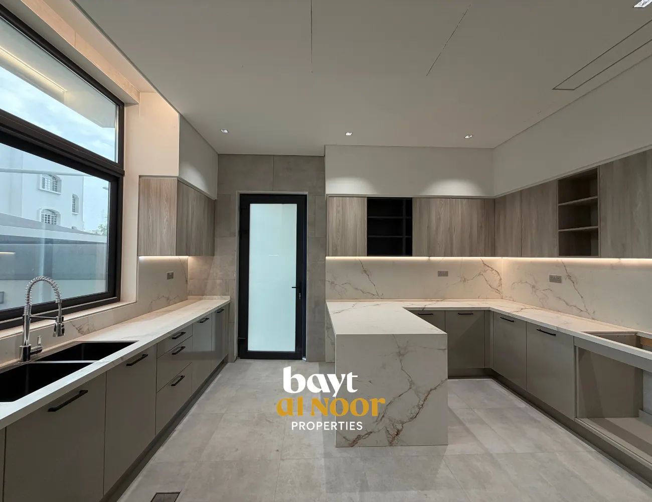 For Sale: Spacious 6-Bedroom Villa with Modern Layout & Shaded Parking | REF SS3053