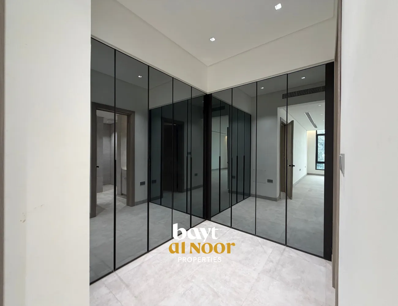 For Sale: Spacious 6-Bedroom Villa with Modern Layout & Shaded Parking | REF SS3053