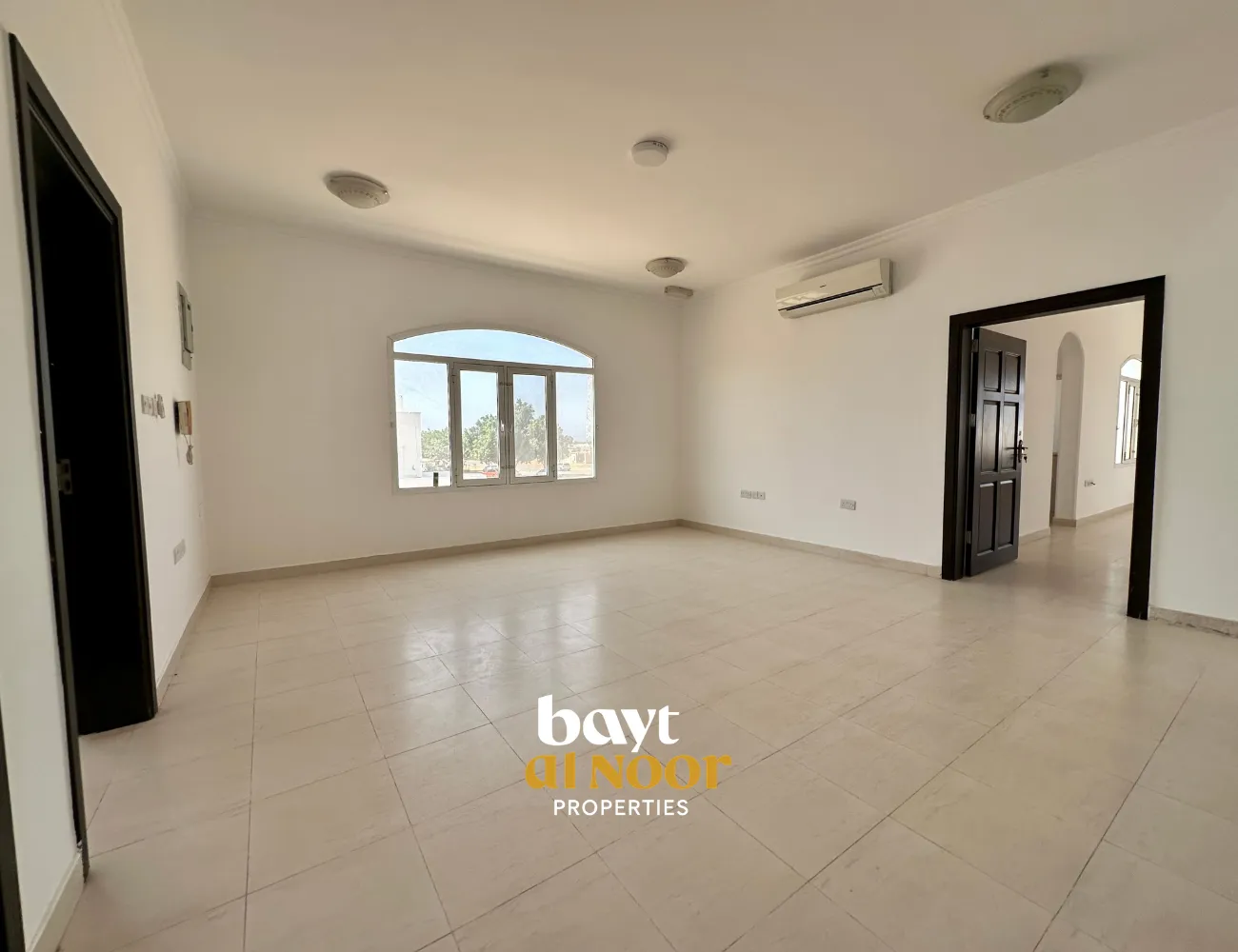 For Rent: Spacious 5-Bedroom Commercial Villa with Ample Parking | REF SS3085